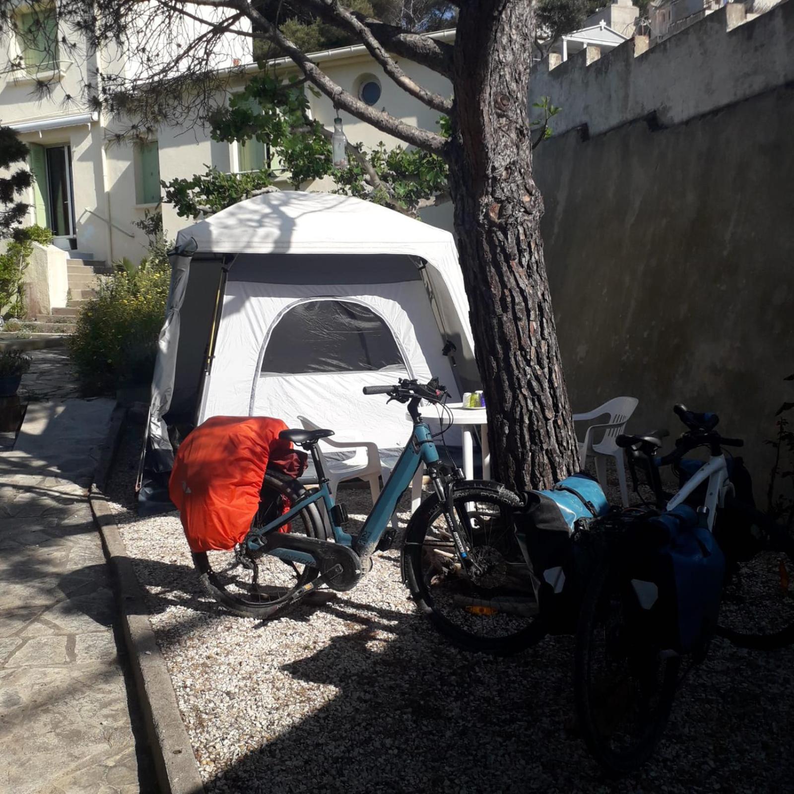 Deux Tentes Confortables Dans Un Joli Jardin Idealement Situe *